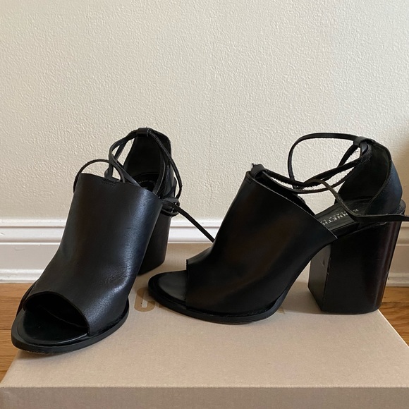 Kenneth Cole wrap around heels - Picture 2 of 4